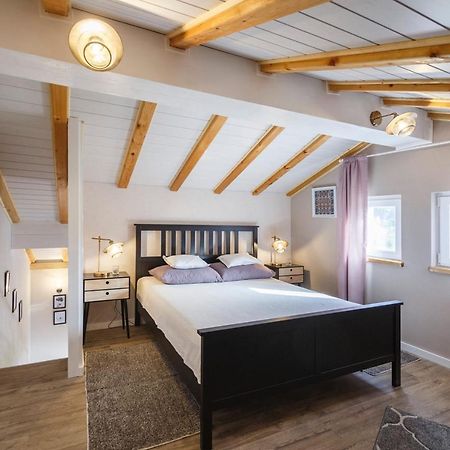 Apartments Mardesic Komiza Luaran gambar
