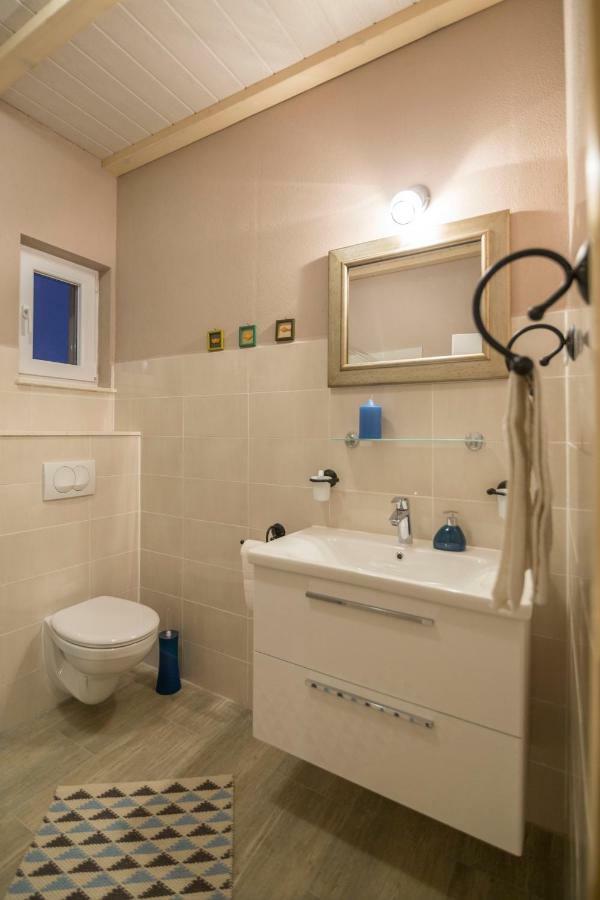 Apartments Mardesic Komiza Luaran gambar