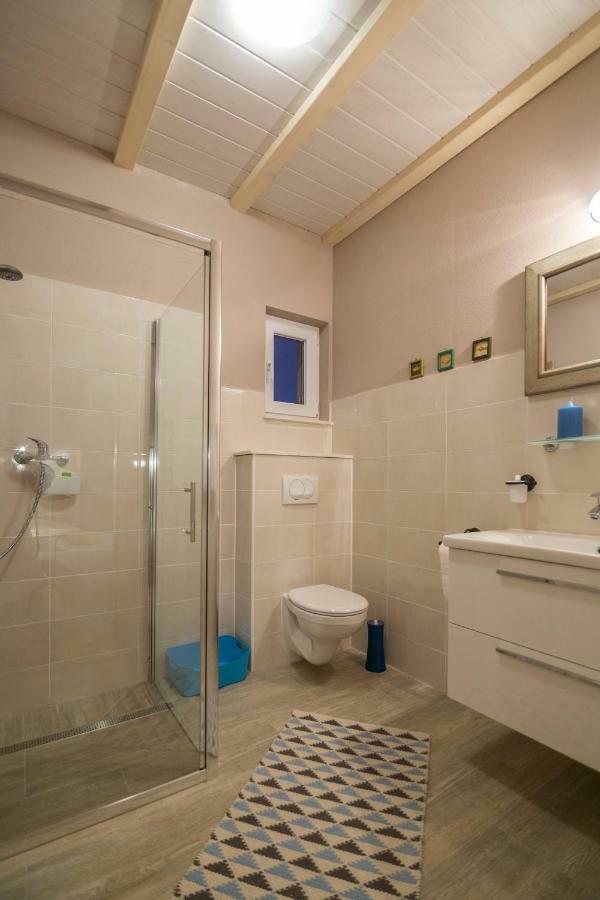 Apartments Mardesic Komiza Luaran gambar