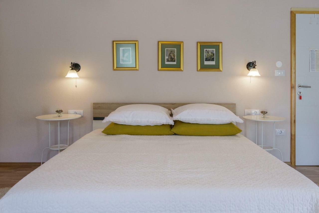 Apartments Mardesic Komiza Luaran gambar