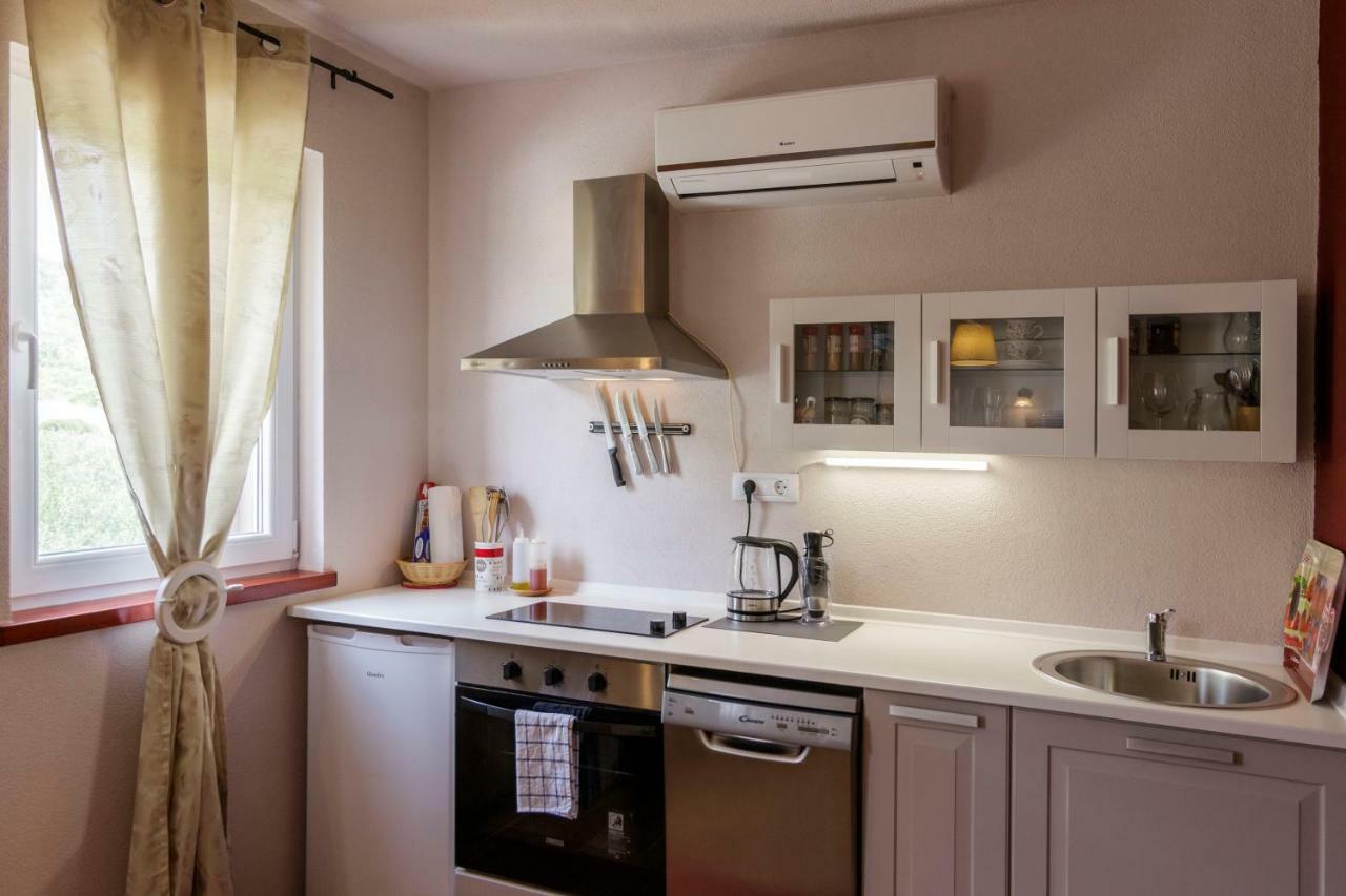 Apartments Mardesic Komiza Luaran gambar