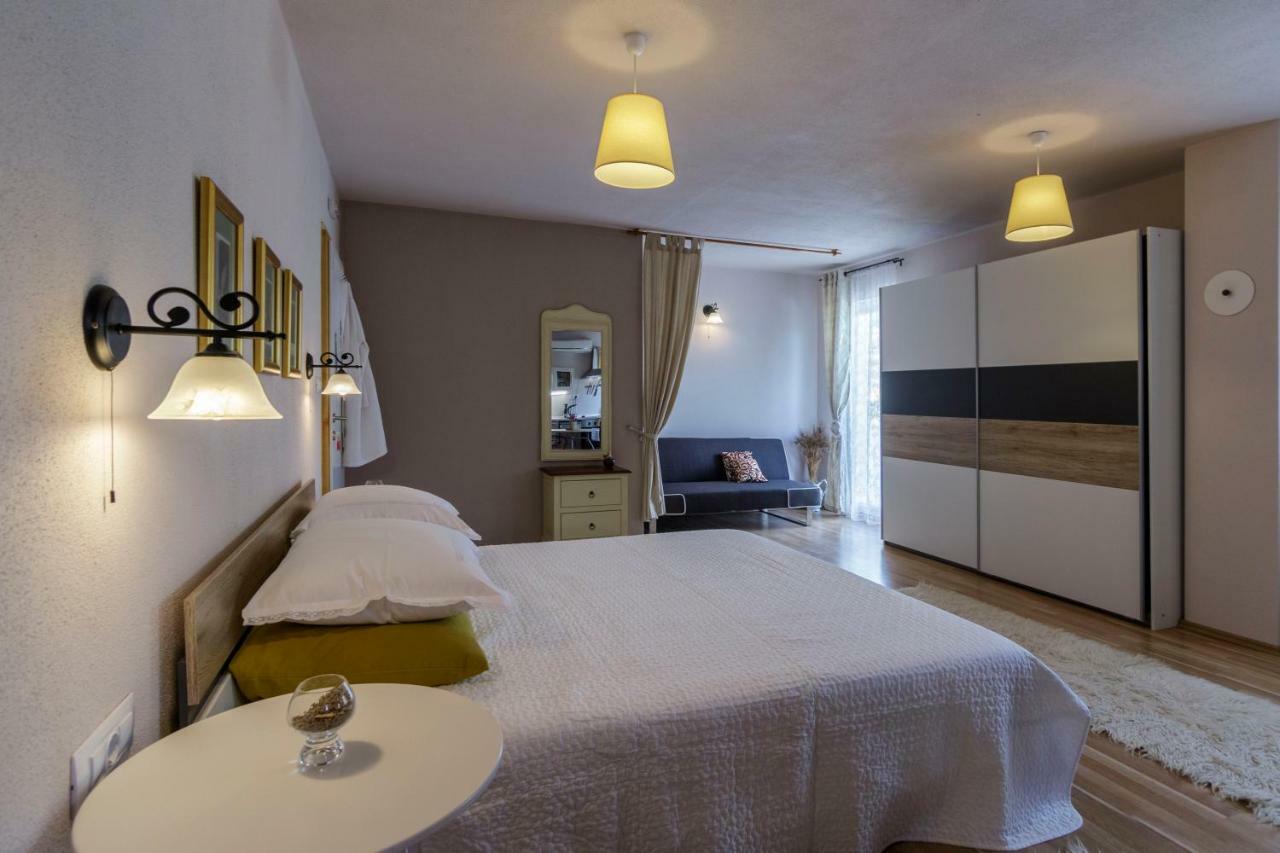 Apartments Mardesic Komiza Luaran gambar