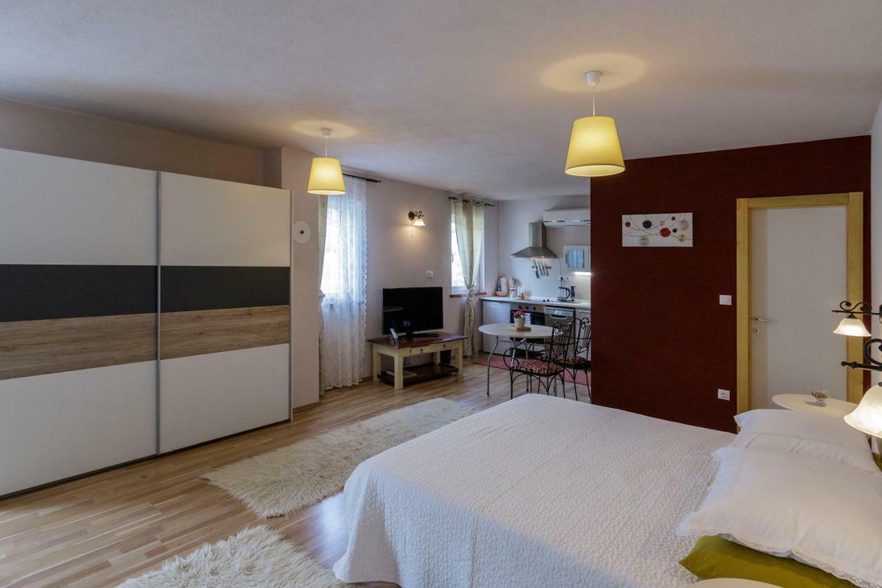 Apartments Mardesic Komiza Luaran gambar