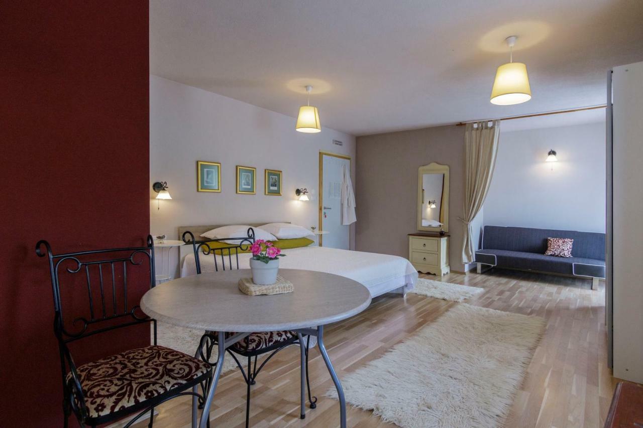 Apartments Mardesic Komiza Luaran gambar